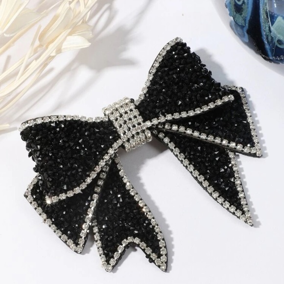 🎀 Bow Tie Pin 🎀 - Picture 2 of 4